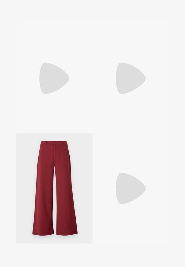 Top noir sans manches avec un décolleté en V, présentant un corsage ajusté, une texture lisse et des bretelles fines et réglables.; Pantalons larges d'une couleur bordeaux profond. Fabriqués dans un tissu lisse et extensible avec des coutures tailleur et une fermeture éclair à l'avant.; Chaussure à talon haut noire à bout pointu avec talon stiletto fin et fines lanières à la cheville avec boucle argentée sur fond blanc.; Porte-monnaie noir en daim avec une finition texturée, doté d'une chaîne dorée et d'un design épuré et angulaire.