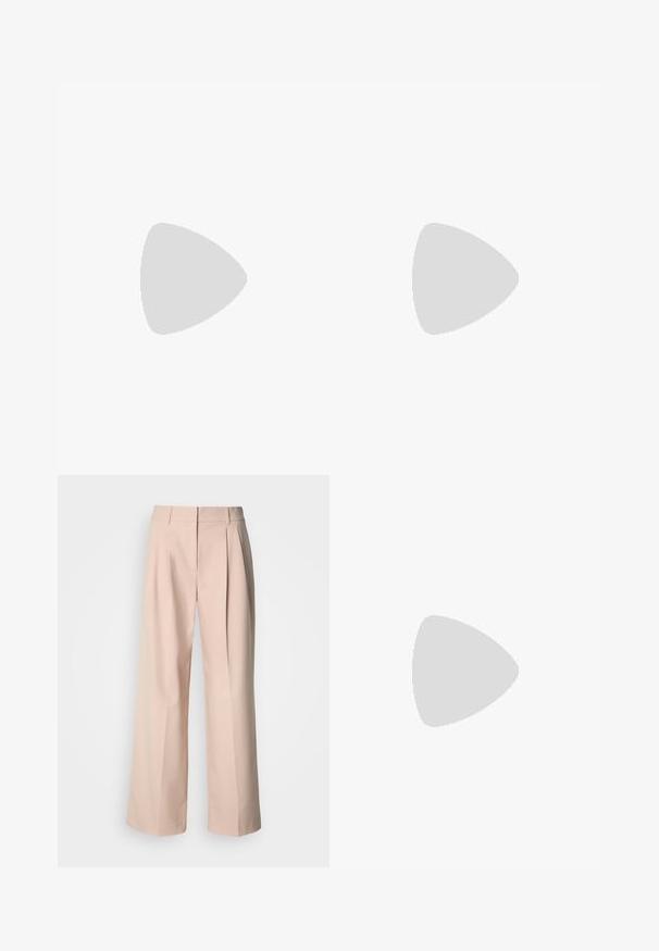 T-shirt noir ajusté à manches courtes avec encolure ronde et petit texte blanc en cursive sur le haut à gauche de la poitrine.; Pantalon à jambes larges en tissu rose clair, avec plis avant, taille haute et texture lisse. Design simple sans motifs visibles.; Bateau en cuir noir avec un bout arrondi, des détails de couture, un petit accent en nœud et une semelle en caoutchouc. Texture lisse et design épuré.; Sac à main tissé beige avec fine bandoulière et petit logo doré "BOSS" à l'avant, présenté sur fond blanc uni.
