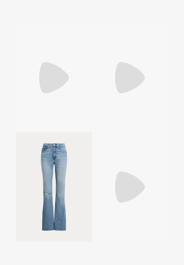Hvid tætsiddende kortærmet skjorte med bådudskæring og opsmøgede manchetter på en ensfarvet baggrund.; Lyseblå jeans med høj talje og vidde, med forlommer, knap- og lynlåslukning og en lille rift på venstre knæ.; Sorte læderballetflade med spids tå, slank silhuet og en lille sløjfedetalje på forsiden. Glat tekstur og minimalistisk design.; Person iført sort læderjakke bærer sort halvmåneformet håndtaske med guldlås over skulderen mod ensfarvet baggrund.