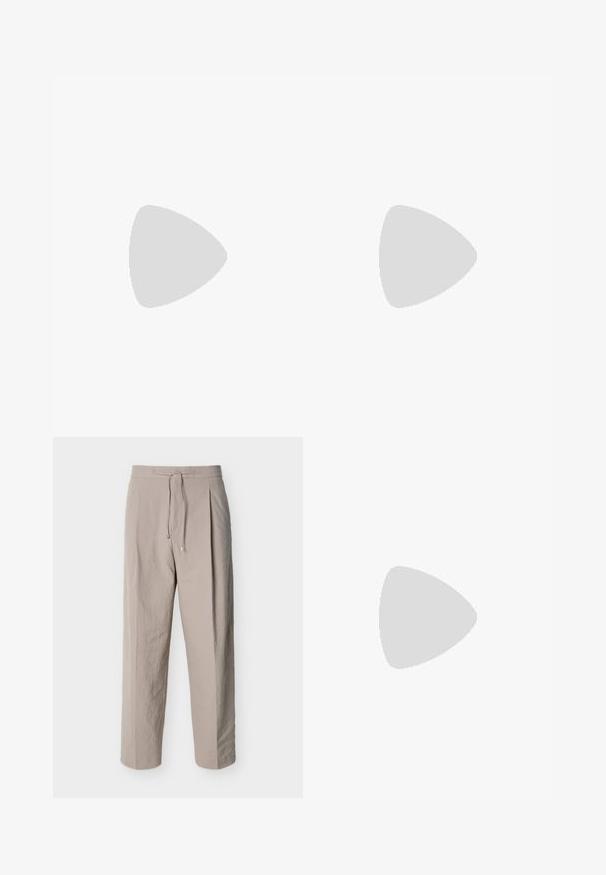 Weißes T-Shirt mit kurzen Ärmeln und Rundhalsausschnitt mit einem kleinen blauen rechteckigen "HUGO" Logo, das auf der Brust zentriert ist.; Beige strukturierte Hose mit Kordelzug, geraden Beinen und elastischem Bund, auf weißem Hintergrund dargestellt.; Beiger Sneaker mit schwarzem Logo und Sohle, in der Luft über einer Betonkante aufgenommen, mit verschwommenen Treppen im Hintergrund.; Silberne Metallkette Armband mit einem flachen rechteckigen Verschluss, der eine glatte Textur und ein ineinander verknüpftes Design aufweist. Akzentuiert mit einer Markenprägung.