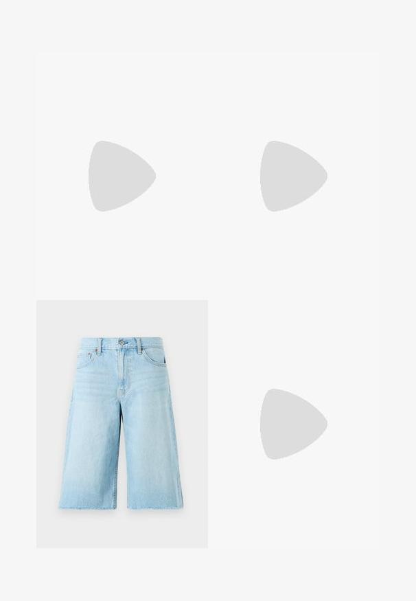 Grå kortærmet T-shirt lavet af glat stof, med en rund udskæring og en tætsiddende pasform uden synlige mønstre eller detaljer.; Lyseblå denimshorts med en løs pasform, flosset kant, fem lommer og metalhardware. Klassisk jeansdesign med subtil falming.; Sorte spidse ankelstøvler med en glat læderoverflade, lave blokhæle, og parret med hvide brede bukser. Enkel og moderne design.; Brun læder skuldertaske med en buet form, der har et fremtrædende spænde, kontrasterende syninger og en enkelt skulderrem.