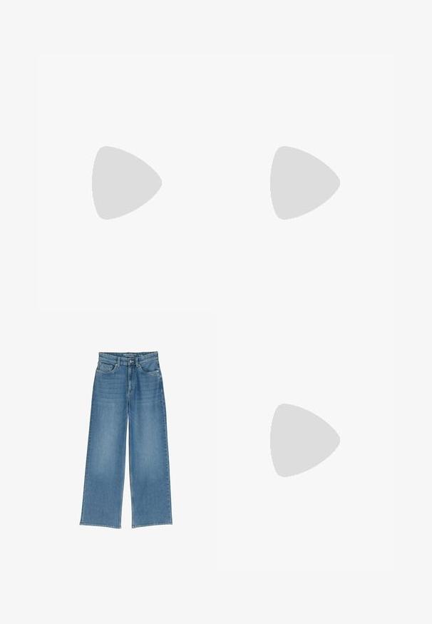 Chemise à motifs bleu marine, crème et bleu clair avec un décolleté en V, manches trois quarts et deux boutons à l'avant. Texture froissée.; Jean en denim bleu clair à jambes larges avec une taille haute, cinq poches et des coutures visibles ; le tissu a une finition légèrement texturée.; Chaussure de sport blanche avec une tige en mesh et en synthétique, présentant des accents argentés et une semelle en caoutchouc texturée, étiquetée "TOM TAILOR."; Sac fourre-tout beige avec un motif géométrique en relief, des poignées doubles et des coutures noires. Présente un logo discret à l'avant.