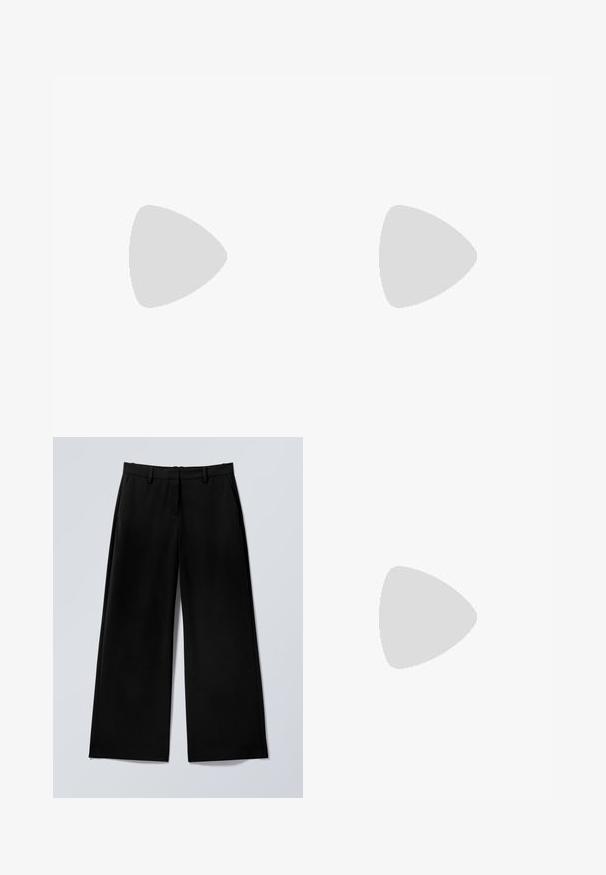 Camiseta negra de manga corta hecha de algodón. Cuello redondo con dobladillo recto y sin patrones ni gráficos visibles. Textura suave y lisa.; Pantalones negros de pierna ancha con trabillas para cinturón y bolsillos laterales, mostrados planos sobre un fondo gris claro.; Piernas con leggings oscuros acanalados combinados con bailarinas negras que presentan pequeños detalles de lazo sobre un fondo blanco.; Pequeño bolso negro brillante con dos asas largas y detalles de cordón lateral sobre un fondo claro liso.