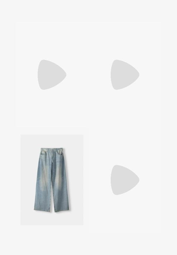 Langærmet, tætsiddende top lavet af mørkebrun stof. Rund halsudskæring, glat tekstur og let forlængede ærmer uden manchetter.; Lyseblå vidde denimjeans med en falmet vask, der har fem lommer og en let krøllet tekstur. Synlig stikning.; Hvid sneaker med lavt snit og brune læderstriber, snørelukning og en sål i gummi, vist fra indersiden på en hvid baggrund.; Mørkebrun skuldertaske i læder med en enkelt rem og lynlås, rektangulær form med afrundede kanter på hvid baggrund.
