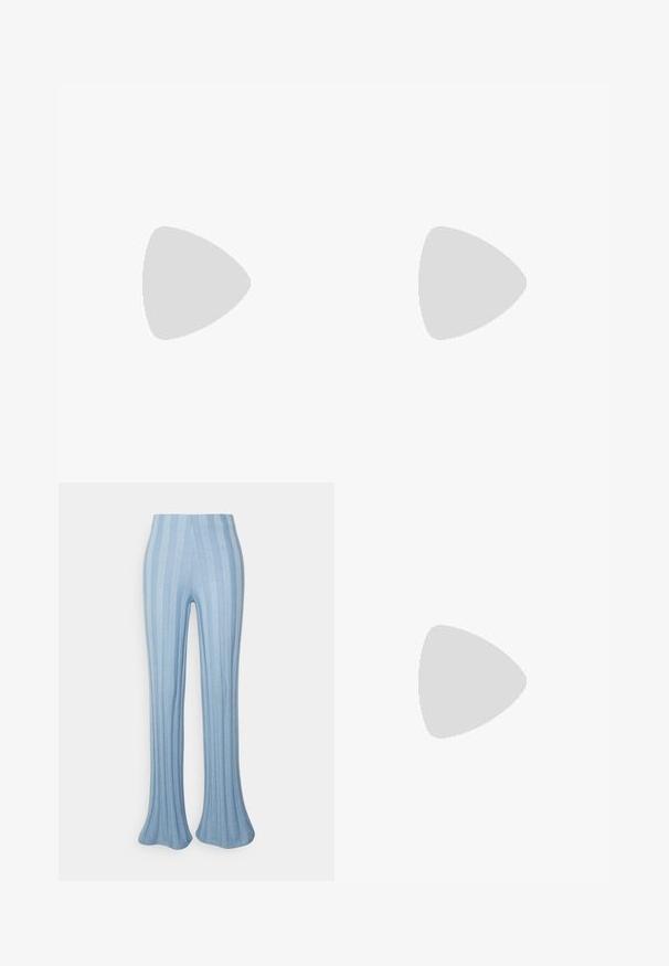 Lichtblauwe, kortebloemige gebreide top met een kraag en een vijfknopenlijst. Zachte textuur met een iets boxy pasvorm en geribbelde zoom.; Even&Odd by Zalando Broek - blue; Lichtblauwe suède instapschoen met een afgeronde neus, zachte textuur en een kurken tussenzool voor extra comfort en ondersteuning.; Een paar rechthoekige zonnebrillen met lichtblauwe doorzichtige monturen en donkergrijze glazen, met rechte pootjes en minimale hardwaredetails.
