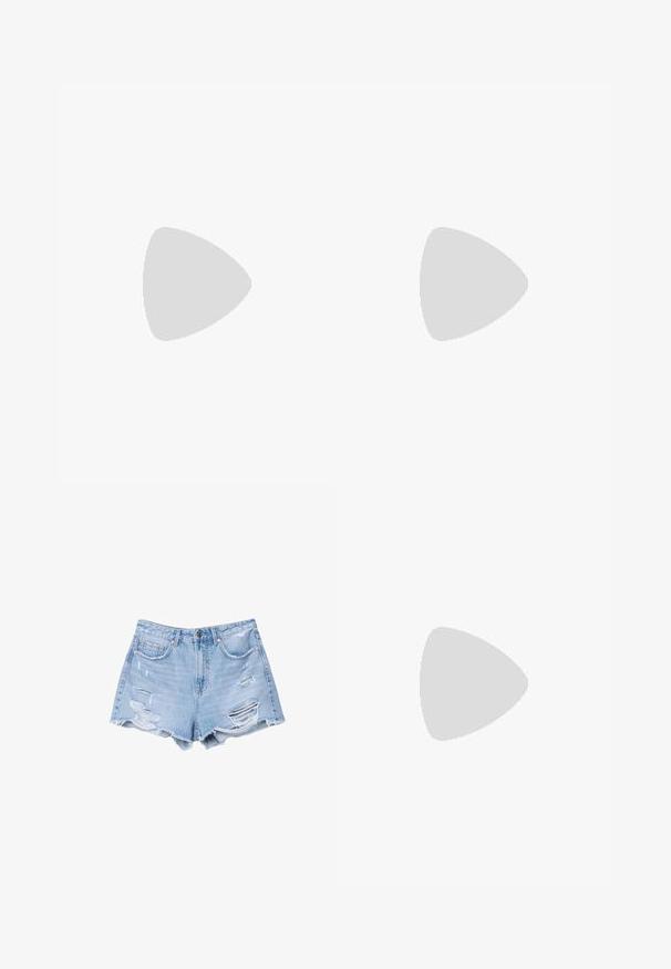 Schwarzes, gerippte, schulterfreies Top mit kurzen Ärmeln, figurbetonter Form, glatter Textur und einem klaren, schlichten Design.; Helle blaue Jeansshorts mit fransigen Säumen und distressierten Details, ausgestattet mit Fronttaschen und einem Knopfverschluss.; Schwarze Wildleder-Sneaker mit weißen Lederakzenten, drei weißen Streifen, flachen Schnürsenkeln und einer dicken grauen Plateausohle. Goldenes "Gazelle"-Branding.; Schwarze geflochtene Handtasche mit geschwungener Form, einem Reißverschluss und einem langen verstellbaren Trageriemen. Die strukturierten Oberflächen verleihen ihr ein detailliertes Erscheinungsbild.