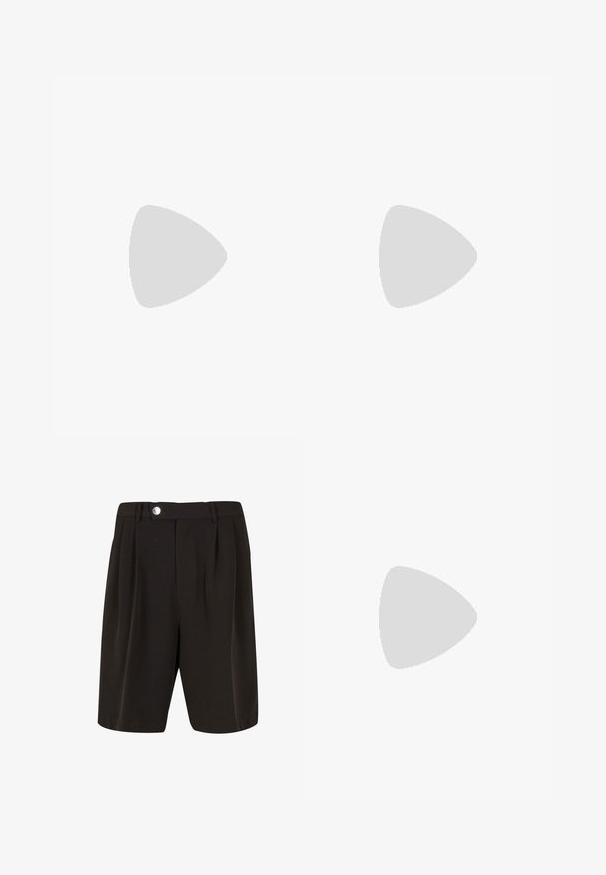 Kurzärmliges schwarzes und graues Sporttrikot mit einem stammesähnlichen Muster und einem kleinen weißen Puma-Logo auf der Vorderseite.; Schwarze maßgeschneiderte Shorts mit hoher Taille, ausgestattet mit Falten, einem silbernen Knopfverschluss und einer glatten Stoffstruktur.; Schwarze Lederschuhe mit runder Zehenform, Schnürdesign und einer dicken, strukturierten Gummisohle. Sie verfügen über eine Naht entlang des Randes und haben eine glatte Oberfläche.; Silberfarbener Schmuckset mit einer dicken Kettenhalskette mit einem Karabinerverschluss und einem passenden strukturierten Ring. Beide Teile sind glänzend und metallisch.