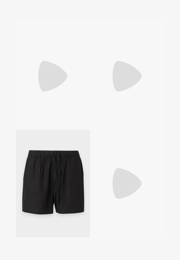 Schwarze kurzärmelige Bluse mit V-Ausschnitt und Knopfverschluss am Rücken, lockere Passform, aus glattem Stoff.; Schwarze Freizeitsshorts mit elastischem Bund und vorderem Kordelzug aus leichtem Stoff, vor neutralem Hintergrund dargestellt.; Schwarze Leder-Ballerinas mit einer runden Spitze, einer flachen Sohle und einem dünnen, verstellbaren Riemen über dem Spann mit einer Metallschnalle.; Schwarze Tasche aus weichem, glattem Stoff. Verfügt über einen gerafften Griff und einen Kordelzugverschluss, hat eine rechteckige Form und keine sichtbaren Beschläge.