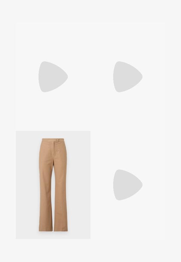 Top de punto blanco de manga corta con cuello redondo, que presenta una textura suave y un sutil detalle de costura en la parte delantera.; Pantalones de vestir beige con una silueta acampanada, hechos de una tela suave, que presentan un cierre frontal con botón y dos bolsillos laterales.; Zapato de salón beige de ante con punta afilada y tacón bajo y fino de altura media sobre fondo blanco liso.; Bolso de hombro marrón de cuero en forma de media luna con correa ajustable y pequeño texto de logo plateado en la parte inferior central.
