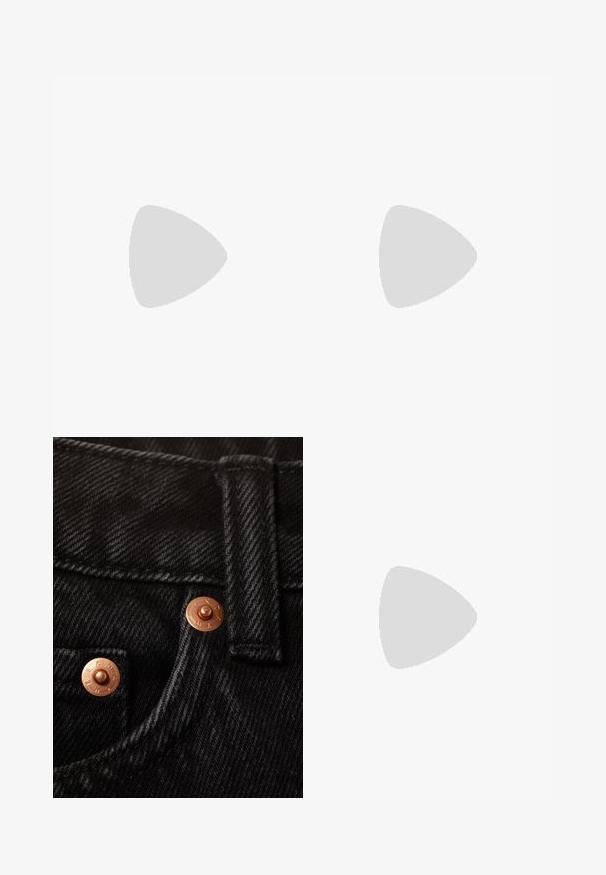 Camiseta de manga larga gris claro hecha de algodón suave. Presenta un corte holgado, cuello redondo y puños ligeramente fruncidos. Sin patrones ni gráficos.; Primer plano de tela de mezclilla negra con un botón de cobre grabado, costuras reforzadas y una pretina plana.; Zapatillas deportivas plateadas con franjas rojas, suela de goma texturizada y una correa de velcro en la parte superior. Presentan un acabado de cuero suave y un cuello acolchado.; Pequeño bolso negro brillante con dos asas largas y detalles de cordón lateral sobre un fondo claro liso.