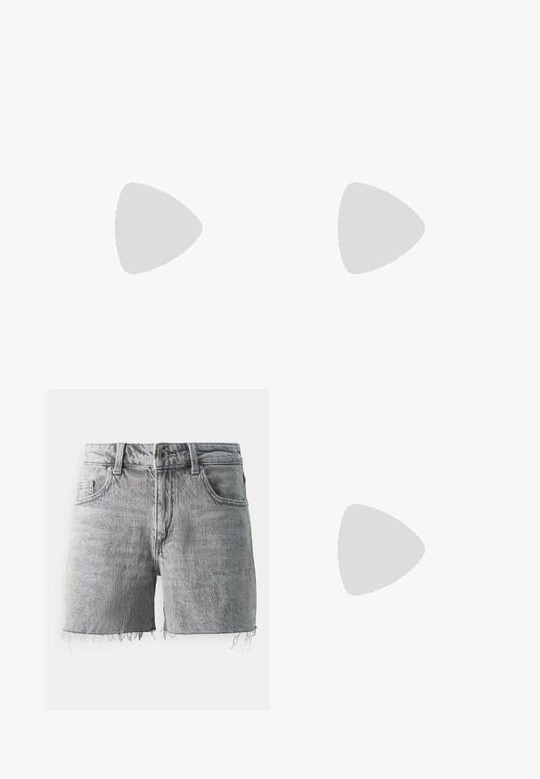 Sort t-shirt med korte ærmer og rund hals, ensfarvet design, lagt fladt på en hvid baggrund.; Vero Moda VMTESS CUT OFF - Denimshorts - medium grey denim; Sort high-top canvas sneaker med hvid gummisål og hvide snørebånd, vist fra siden mod en hvid baggrund.; Sorte og sølv håndtaske med en tekstureret overflade, der har et diamantmønster, en knyttet håndtag og en struktureret form.