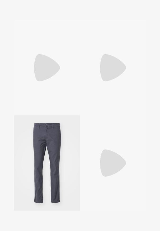 T-shirt en coton noir à manches courtes avec un petit graphique d'une caisse remplie d'objets colorés sur la zone gauche de la poitrine.; Chinos gris foncé en tissu mélangé coton. Dotés d'une fermeture à bouton et à glissière, de passants de ceinture et d'une coupe droite.; Des baskets en cuir blanc présentent une zone de perforation à l'avant, des lacets plats, un col rembourré et le logo Jordan sur la languette. Portées avec un pantalon de jogging gris.; Sac en tissu noir de forme plate, avec un texte blanc en gras. La fermeture éclair est située en haut, avec un détail en boucle sur un côté.