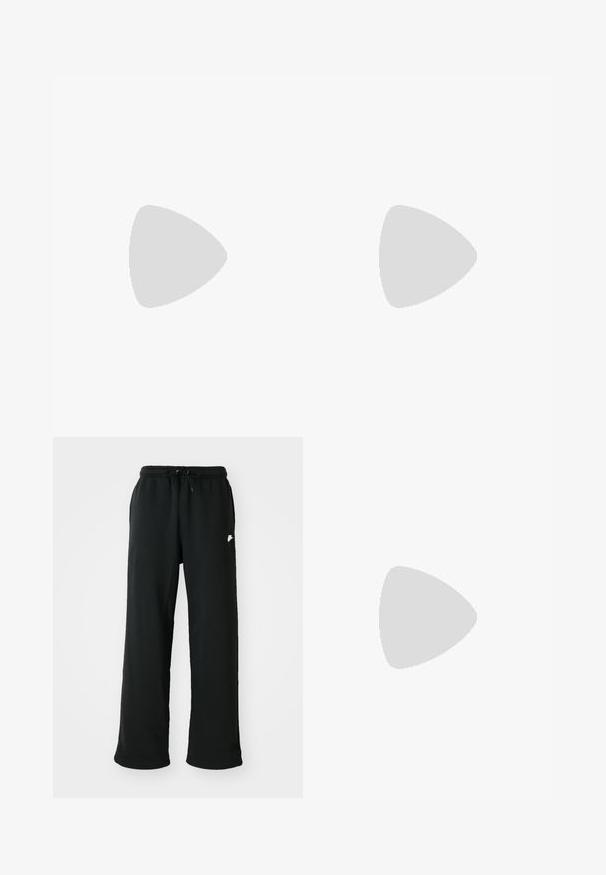 Grijze oversized t-shirt van een katoenmix, met een ronde hals en korte mouwen. Het heeft een subtiele geborduurde logo op de borst.; Zwarte sweatpants van zachte stof, met een elastische tailleband met verstelbaar trekkoord en een klein logoaccent aan de zijkant.; Zwart-witte Nike Dunk sneakers met een leren bovenwerk, geperforeerde neus, zwarte veters en een zwarte rubberen zool met profiel.; Zwarte vierkante zonnebril met donkere lenzen. Het montuur heeft een matte afwerking met gouden "GUCCI" branding op de arm. Stevig ontwerp met hoekige randen.