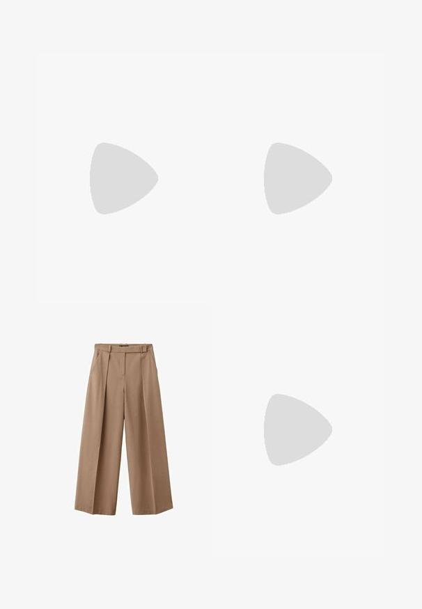 Bruine korte mouwen trui met een bijpassende lange mouwen trui die rond de hals is gedrapeerd en vastgebonden, gepresenteerd op een witte achtergrond.; Wijduitlopende broek in een lichtbruine stof. Kenmerken zijn een hoge taille, plooien aan de voorkant en twee zijzakken. Gladde, gestructureerde afwerking.; Zwarte leren puntige dames lage hak schoen met een T-sleutel en gouden gespsluiting op een witte achtergrond.; Bruine leren handtas met twee handvatten, een centrale gespband en goudkleurige hardware, afgebeeld tegen een witte achtergrond.
