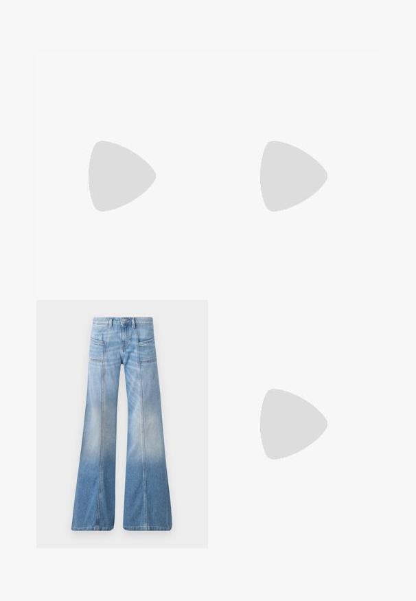 Top negro sin mangas con cuello redondo, que presenta un bolsillo con cremallera en la parte delantera con ribete gris, fabricado con un tejido texturizado con un acabado desgastado.; Vaqueros acampanados de color azul claro hechos de mezclilla. Cuentan con una cintura alta, cuatro bolsillos y un efecto de degradado desvaído hacia el dobladillo.; Botín de piel negra con puntera puntiaguda y tacón bajo estilo kitten sobre fondo claro, mostrando vista lateral exterior.; Bolso de hombro de cuero negro con forma triangular, logo en relieve y una sola correa ajustable. Diseño minimalista con textura suave.