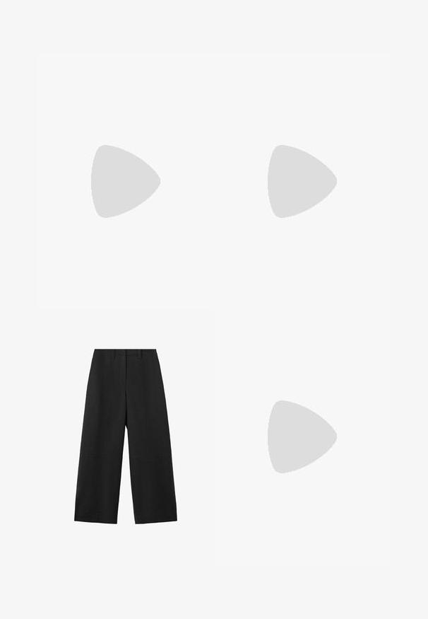 Haut noir à manches longues avec un large col rond, coupe décontractée et texture douce. Comprend un ourlet arrière légèrement plus long et sans ornements supplémentaires.; Pantalon noir à jambes larges avec passants pour ceinture, poches avant et une couture descendant le long de chaque jambe.; Escarpin noir en cuir avec un bout pointu et un talon bloc. Texture lisse, design minimaliste et bride de cheville réglable.; Sac à main noir en simili cuir avec une forme incurvée, poignée courte, fermeture éclair et un motif texturé subtil sur la surface.