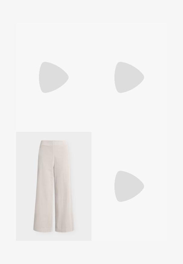 Beige gebreide top met korte mouwen, een ronde halslijn, zachte textuur en een losse pasvorm. De stof vertoont subtiele kleurvariaties.; Beige corduroy broek met wijde pijpen en hoge taille, voorzien van een subtiele verticale ribbelstructuur, getoond tegen een effen witte achtergrond.; Zwarte leren slingback hakken met een puntige neus, slanke verstelbare band en een ongeveer 5 cm hoge stiletto hak, met een gladde textuur.; Zwarte leren rechthoekige handtas met klep en twee lange handvatten tegen een effen witte achtergrond.