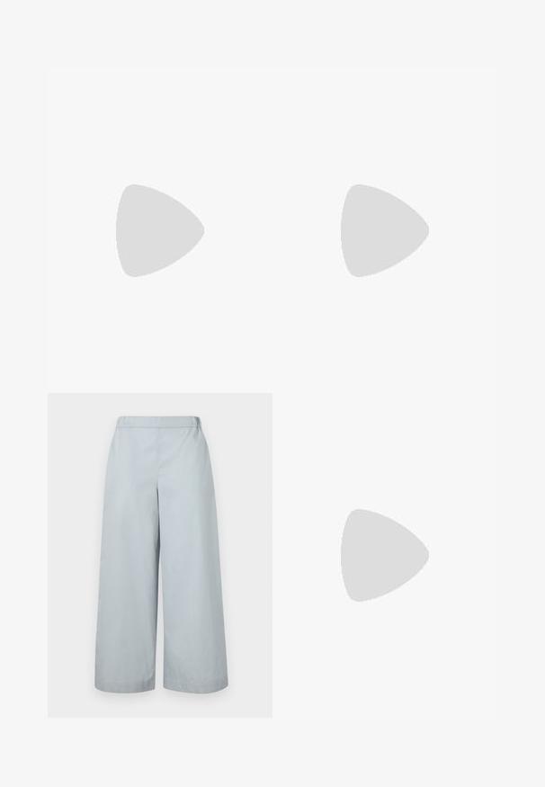 Suéter blanco de cuello vuelto, diseño ajustado, mangas largas, textura suave, tela lisa, detalles mínimos, puños y cuello acanalados.; MM by MaxMara ANTILLE - Pantalones - light blue; Mule de tacón alto de punta estrecha de color marrón oscuro brillante con una tira delgada sobre el empeine sobre un fondo blanco liso.; Bolso cruzado de cuero beige con correa ajustable y cierre dorado con forma de zorro en la solapa frontal.