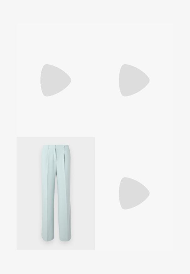 Blaues, geripptes Tanktop mit rundem Ausschnitt und ohne Ärmel. Hat eine taillierte Silhouette und eine glatte Textur. Etikett am Ausschnitt.; Hellblaue High-Waist-Hose mit vorderen Falten, Gürtelschlaufen und geraden, weiten Beinen vor weißem Hintergrund.; Schwarze lackierte Riemchensandalen mit quadratischer Zehenpartie und niedrigem Blockabsatz. Ausgestattet mit vergoldeten Beschlägen und verstellbaren Knöchelriemen.; Dunkelbraune glänzende Eimer-Handtasche mit langem dünnem Riemen und minimal sichtbarer Naht auf hellem Hintergrund.