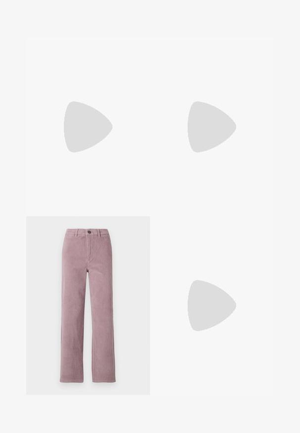 Even&Odd TONIA TEE - T-Shirt print - black; Cordhose in hellem Mauve mit geradem Beinanschnitt. Sie verfügt über einen vorderen Knopfverschluss und eine vertikale Rippstruktur.; Brauner Wildleder-Mary-Jane-Flachschuh mit goldener Schnallenriemen und schwarzer Sohle vor weißem Hintergrund.; Dunkelbraune Lederschultertasche mit weicher, lockerer Form und einem gedrehten Knotengriff vor schlichtem weißem Hintergrund.
