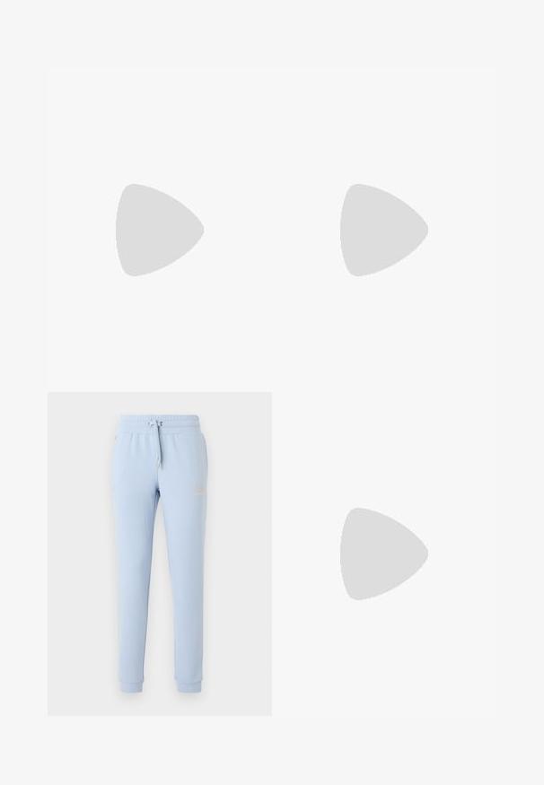 Justaucorps de sport bleu clair sans manches avec dos nageur et petit logo blanc EA7 sur le haut du côté gauche de la poitrine.; Pantalon de jogging bleu clair avec chevilles élastiquées, taille à cordon, poches latérales et logo texte discret sur la cuisse gauche.; Baskets basses blanches en cuir texturé, semelle épaisse à plateforme et fermeture à lacets, vues de profil sur fond uni.; Clous d'oreilles en argent au design lisse et arrondi, présentant une surface réfléchissante et des courbes douces, offrant une apparence organique semblable à celle d'un galet.