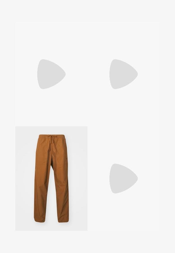 Camiseta de algodón blanca con un gran logo naranja de "NIKE" y texto verde que dice "SPORTSWEAR ENGINEERED" junto con especificaciones adicionales.; Pantalones marrones, ligeros, con cordón y cinturilla elástica, que cuentan con dos bolsillos laterales y una textura suave.; Las zapatillas deportivas de cuero blanco cuentan con una caja de dedos perforada, cordones planos, un cuello acolchado y el logo de Jordan en la lengüeta. Las llevan puestas con pantalones joggers grises.; Arnette MWAMBA - Gafas de sol - transparent