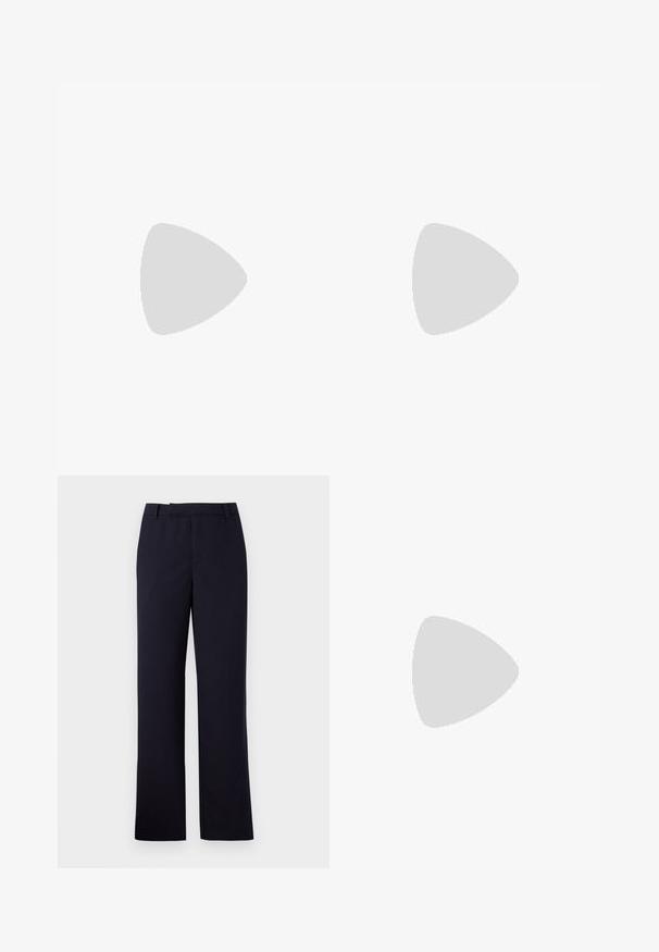 Tumesinine polo-särk valge krae ja käiste aksentidega. Omab V-kaeluse disaini ja väikest dekoratiivset emblemia vasakul rinnal.; Libertine-Libertine DECADE TAILORED - Püksid - navy; Must nahast loafer halli rihma detailiga, madala kand ja tekstuurse tallaga, külgedel kuldse "HUGO" brändiga.; Musta tekstuuriga Lacoste sõnumikott, millel on reguleeritav rihm, esiklapiga, tõmblukuga tasku ja metallist pandlad.