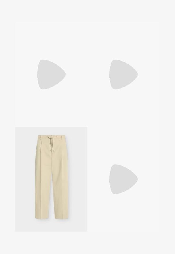 Polo à manches courtes bleu clair avec bordure blanche sur le col et les manches, patte à deux boutons et logo discret en relief sur la poitrine.; Pantalon beige droit avec passants pour ceinture et nouage à l'avant, présentant un design épuré et ajusté ainsi qu'un tissu texturé.; Mocassins en cuir noir avec une finition brillante, bout rond et quincaillerie décorative à l'avant. Semelle en caoutchouc à profil bas. Texture lisse.; Petit sac bracelet en cuir noir texturé avec fermeture éclair, bande horizontale sur le devant, petit logo argenté "BOSS" et bracelet détachable sur le côté gauche.
