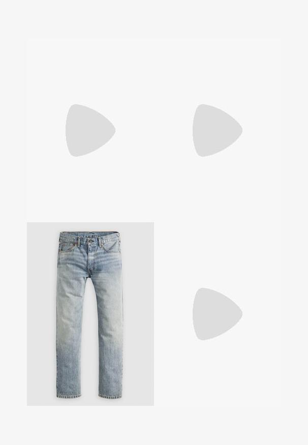 Blaues Poloshirt aus Baumwolle mit klassischem Kragen. Verfügt über weiße Akzente an den Ärmeln, ein Logo auf der Brust und eine Knopfleiste.; Hellblaue gerade geschnittene Jeans mit Knopfverschluss, Fronttaschen und Gürtelschlaufen, flach auf weißem Hintergrund präsentiert.; Weißer Sneaker mit niedrigem Schaft und Schnürdesign, minimalen Nähten und einer cremefarbenen Sohle auf hellgrauem Hintergrund.; Braune Leder-Aktentasche mit oberen Griffen, vorderer Reißverschlusstasche und abnehmbarem, passendem Schulterriemen auf weißem Hintergrund.