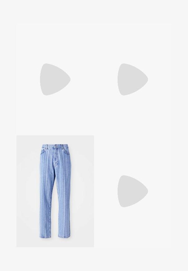 Polo shirt in olijfgroen met witte strepen en een geruit patroon op de korte mouwen. Heeft een witte kraag en een logo op de borst.; Lichtblauwe denim jeans met verticale witte strepen, rechte pijpen, vijf-pocketstijl en een knoopsluiting in de taille.; Zwarte Adidas-sneaker met witte strepen, blauwe veters en een gumzool die boven een grijze betonnen trede zweeft in zacht licht.; Witte parelketting met een uniforme ronde vorm, gladde oppervlakte en een metalen sluiting met een uitbreidingsketting voor verstelbare lengte.