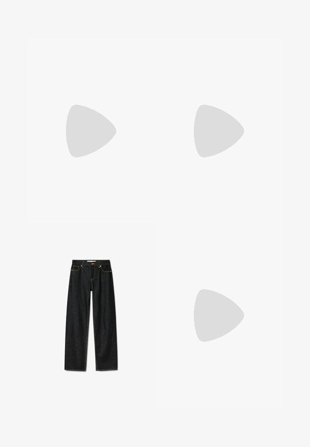T-shirt blanc uni à manches courtes et col rond avec une coupe ample, présenté sur un fond blanc.; Jeans en denim foncé avec un design à coupe droite, fermeture à bouton en laiton et coutures jaunes contrastantes. Comprend cinq poches et une coupe classique.; Jambes portant des leggings côtelés foncés associés à des ballerines noires avec de petits détails en nœud sur fond blanc.; Sac à main en cuir brun avec deux longues poignées, design froncé, accents en métal doré et finition texturée.