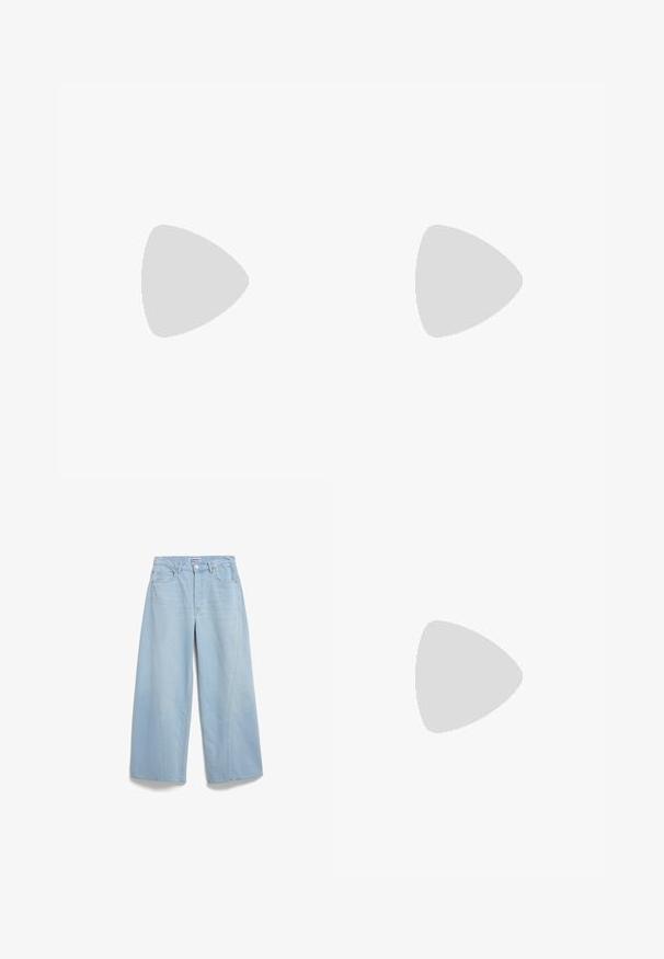 Gestreiftes Kurzarm-T-Shirt in Schwarz und Weiß mit Rundhalsausschnitt, leichtem Stoff und geradem Schnitt, mit Raglanärmeln.; Helle blaue weite Jeans aus Denim, mit hoher Taille, Fronttaschen und subtiler Verwaschung. Geschlossen mit einem Knopfverschluss und Gürtelschlaufen.; Schwarzer Mary-Jane-Ballerina aus Leder mit spitzer Kappe und dünnem Riemchen mit einer kleinen goldenen Schnalle, seitlich auf neutralem Hintergrund dargestellt.; Dunkel bordeauxrote Leder-Schultertasche mit Klappenverschluss und einem schmalen verstellbaren Riemen, präsentiert auf einem schlichten hellen Hintergrund.