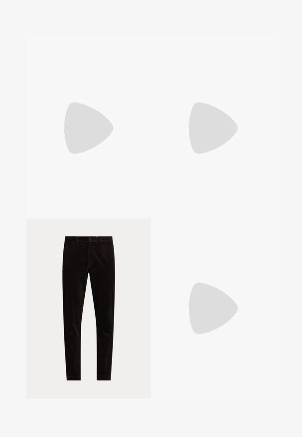 Polo noir en coton, avec un col classique, une patte de boutonnage à trois boutons, des manches courtes et un logo blanc sur la poitrine gauche.; Pantalon en velours côtelé noir coupe slim avec fermeture par bouton et zip, passants de ceinture et devant uni sur fond blanc.; Baskets basses en cuir noir avec semelle beige, languette de talon marron et petit logo brodé d’un joueur de polo sur le côté.; Ceinture en cuir noir avec boucle rectangulaire argentée, roulée sur un fond blanc, avec un logo embossé subtil à l'extrémité.