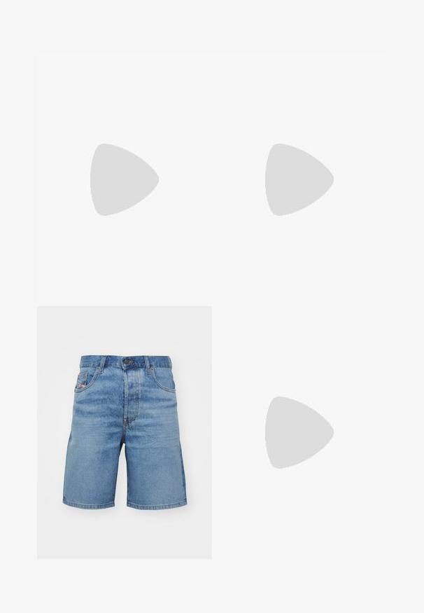 Polohemd aus mintgrünem Baumwollstoff, ausgestattet mit einer Zwei-Knopf-Leiste und kontrastierenden dunkelblauen Streifen am Kragen und an den Ärmeln.; Helle blaue Jeansshorts mit klassischem Schnitt, leichter Ausbleichung, Fünf-Taschen-Design und kupferfarbenen Nähten. Verfügt über einen Knopfverschluss vorne.; Weißer Leder-Low-Top-Sneaker mit Schnürsenkeln, schwarzer Fersenschlaufe und „BOSS“-Logo, der drinnen nahe einer Glassteinwand und einem polierten Boden schwebt.; Silbernes Metallarmband mit einem verlinkten Design, das einen Verschluss mit dem "BOSS"-Logo aufweist. Glatte Textur und minimalistischer Stil.