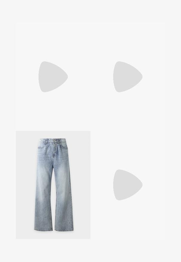 T-shirt noir à manches longues en coton, avec un logo blanc sur la poitrine. Encolure ronde classique et poignets côtelés.; Jean bleu clair taille haute à jambes larges avec poches avant, fermeture à boutons et délavage sur les cuisses et les genoux.; Baskets en cuir verni noir avec un bout arrondi, un laçage, une semelle en caoutchouc texturé et une finition lisse.; Sac cabas en toile noire avec deux anses, poche avant et "LES DEUX" brodé en bleu sur la poche avant.