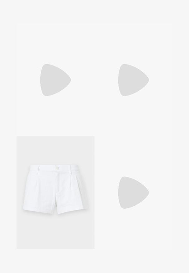 Haut jaune sans manches avec bretelles fines réglables et motif texturé à rayures verticales, avec un décolleté en V.; Shorts en lin blanc avec des plis, une fermeture à bouton et des poches latérales. Présente une coupe ajustée et une texture lisse.; Chaussures slingback en cuir noir avec un bout pointu, comprenant une lanière étroite et un accent de boucle argentée sur le côté. Semelle plate.; Petit sac à main noir brillant avec deux longues anses et des détails à cordon sur les côtés sur un fond clair uni.