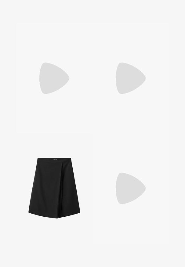Polo en maille à manches courtes avec rayures verticales marron et rose clair et trois boutons sur le devant.; Jupe noire longueur genou avec une ceinture droite et un détail de pli superposé à l'avant, présentée sur fond blanc.; Chaussure plate noire pour femme avec un petit talon et une sangle décorative plissée sur la zone des orteils sur un fond clair.; Sac cabas en cuir noir avec de longues anses fines, une surface texturée et une ouverture large en haut.