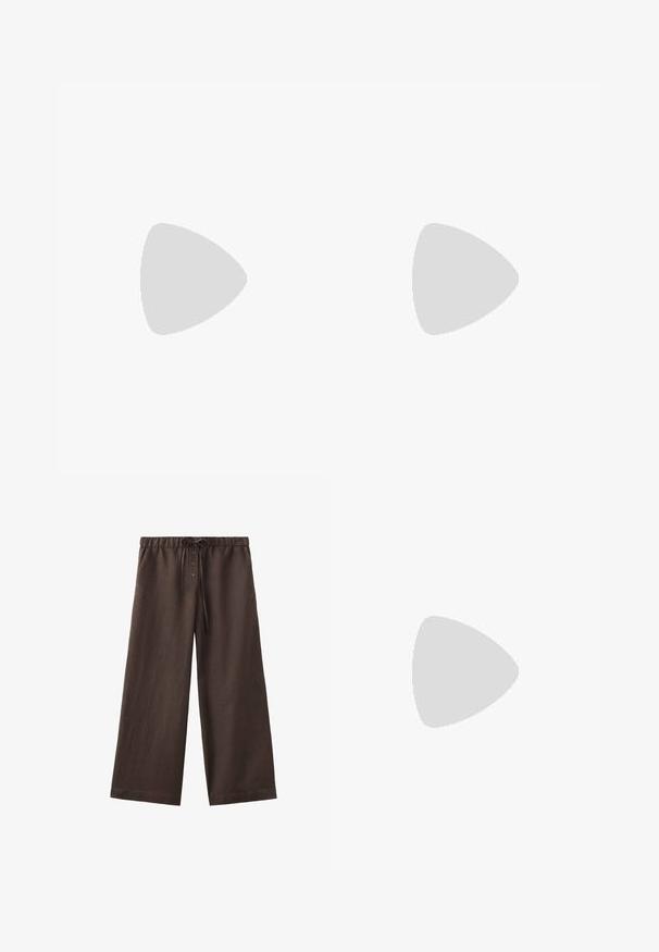 Olijfgroen top met korte mouwen, een ronde halslijn en een strikdetail aan de voorkant. Zacht, gestructureerd materiaal met een losse pasvorm.; Bruine linnen broek met wijde pijpen, elastische tailleband, trekkoord en drie knopen aan de voorkant.; Zwarte leren teenslipper met een gevoerde zool en brede bandjes, zijaanzicht op een witte achtergrond.; Zwarte open geweven mesh tas met afgeronde bovenhandgreep en een breed, gebogen lichaam.