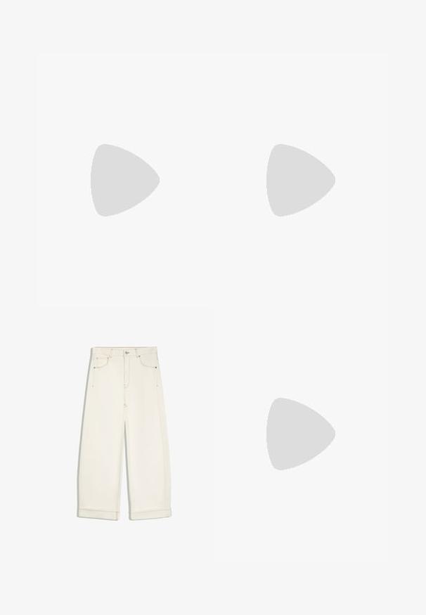Blauwe sweatshirt met een geribde ronde hals, voorzien van horizontale lichtblauwe strepen en een gladde structuur. Schoon ontwerp, zachte stof.; Off-white wijde cropped broek met knoop aan de voorkant, rits, twee voorzakken en zichtbare bruine stiksels.; Zwarte suède sneaker met witte drie strepen, gouden logo en een bruine rubberen zool. Heeft een laag profiel vetersluiting ontwerp.; Zwarte leren slouchy hobo-handtas met een enkele brede band en een rits-trekker detail op een effen witte achtergrond.