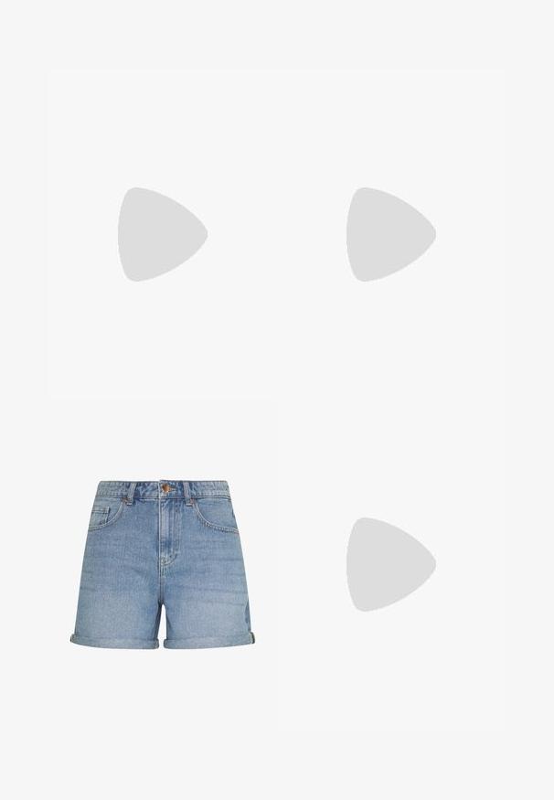 T-shirt noir court en coton, avec un col rond et des manches courtes, présentant une texture lisse et unie sans graphiques visibles.; Shorts en denim bleu clair à taille haute, avec des ourlets roulés et un design classique à cinq poches, comportant un bouton en métal et des accents de couture.; Baskets blanches montantes Converse Chuck Taylor All Star avec des rayures noires et un patch logo sur le côté, présentées sur un fond blanc uni.; Boucles d'oreilles en or en forme de créoles, avec une finition lisse et polie. Forme arrondie, de taille moyenne, dotées d'un mécanisme de fermeture sécurisé.