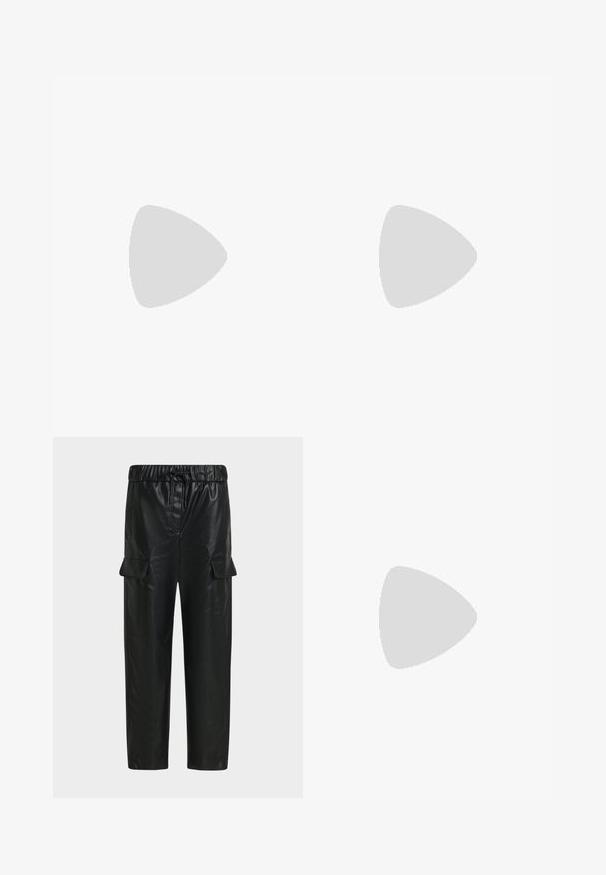 T-shirt noir à manches courtes en tissu doux ; présente un col rond et un détail subtil du logo 'BOSS' sur le devant.; Pantalon cargo noir en similicuir avec taille élastique, cordon de serrage et poches à rabat des deux côtés.; Chaussure plate noire à bout pointu, en tissu transparent avec un motif à pois noirs sur un fond clair.; Des lunettes de soleil noires en forme d'œil de chat avec des verres foncés. Fabriquées en plastique brillant, présentant un subtil accent doré sur la branche. Texture lisse et forme audacieuse.