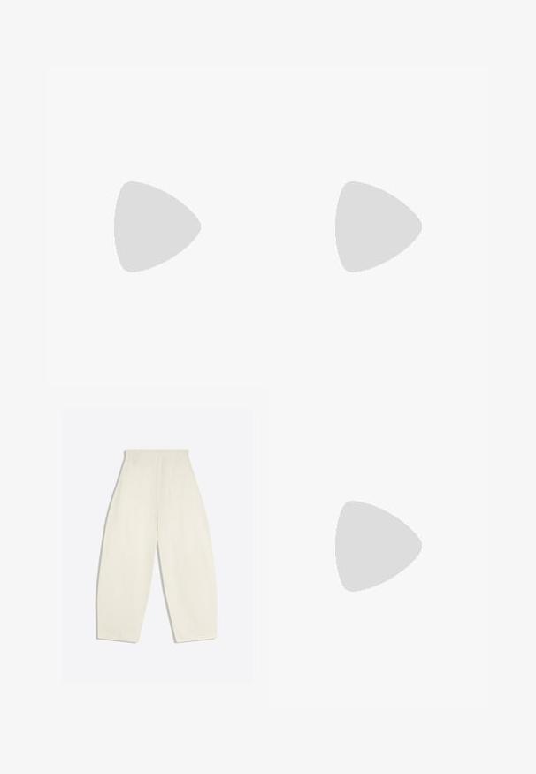 Hvid ærmeløs tanktop lavet af ribbet bomuld. Har en rund halsudskæring og en glat tekstur. Etiketten siger "PULL&BEAR."; Bukser i cremefarvet stof med høj talje og vide ben, forsynet med baglommer og bæltestropper, lagt fladt ud på en lys baggrund.; Sorte læder loafers med en glat finish, rund tå, lav hæl og dekorativ syning langs forsiden. Gummisål for godt greb.; Ray-Ban solbriller med grønne linser, sorte plastikstel og gyldne detaljer ved kanterne. Firkantet form med mat finish.