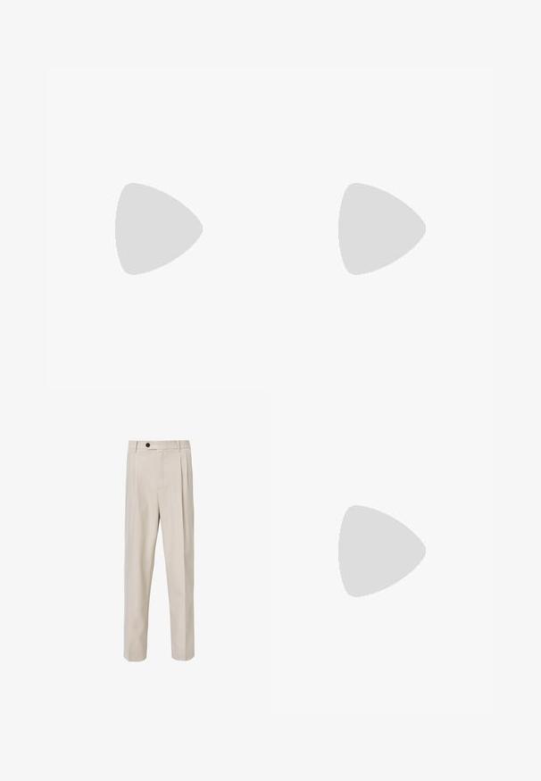 Schwarzes Poloshirt aus weichem Stoff, mit klassischem Kragen, dreiknöpfiger Knopfleiste und gesticktem Logo auf der Brust.; Beige maßgeschneiderte Hose mit geradem Beinschnitt, vorderen Falten, Knopfverschluss und glatter Stoffstruktur.; Weiße Leder-Sneaker mit glatter Textur, runder Zehenpartie und tonal abgestepptem Design. Mit blauen Schnürsenkeln und einem goldenen Logo an der Seite.; Schwarze, strukturierte Leder-Crossbody-Tasche mit vorderer Reißverschlusstasche und verstellbarem breitem Stoff-Schulterriemen auf weißem Hintergrund.