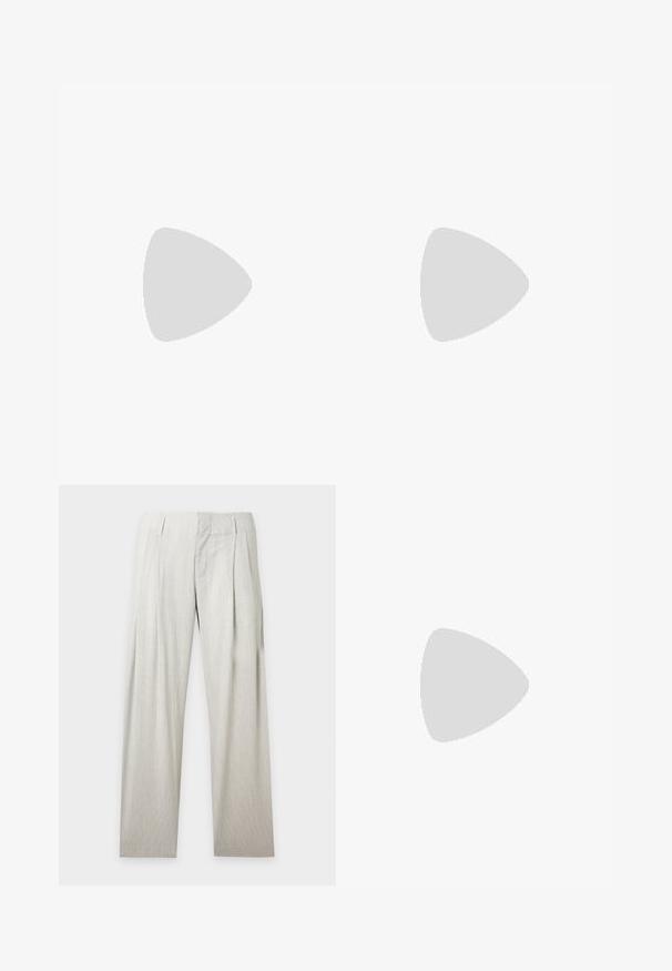 Hvid polo i bomuld med klassisk krave, tre-knaps åbning og et diskret broderet logo på brystet.; Lyse beige bukser med vide ben, bæltestropper og frontplisser, vist på en ensfarvet hvid baggrund.; Sorte lædersneakers med en glat overflade, rund tå og snørebåndslukning. Har en tyk gummisål og minimal branddetalje.; Sort struktureret rektangulær lædermappe med dobbelthåndtag, lynlåslomme foran og justerbar skulderrem vist på hvid baggrund.