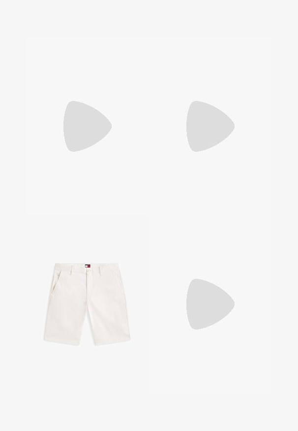 Polo corail à manches courtes avec patte à deux boutons et petit écusson logo embossé sur la poitrine gauche.; Shorts pour hommes couleur blanc cassé, longueur genou, avec poches avant, passants pour ceinture et petit logo Tommy Hilfiger au-dessus de la fermeture éclair.; Mocassin en daim bleu marine avec bride à franges et semelle en caoutchouc, présenté de profil sur un fond neutre.; Tommy Hilfiger Lunettes de soleil - matte blue