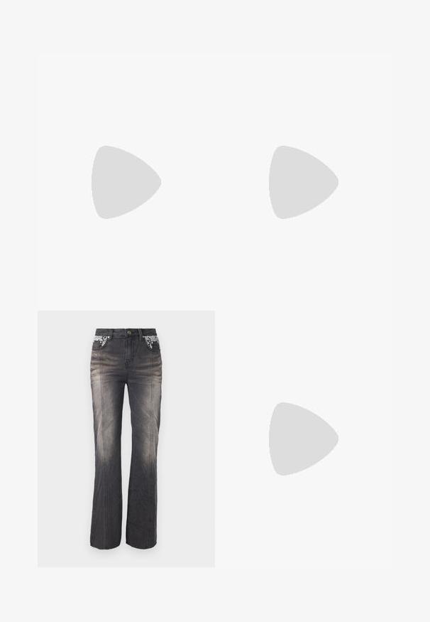 Kohverine pruun pikka varrukatuga bodi, mis on valmistatud kergest, läbipaistvast kangast. Omab ümarat kaelust ja tihedaid varrukaid siledast tekstuurist.; Mustad denim teksad sirge jalaga disainiga, millel on pitsilised detailid taskutel ja kerge kulumine. Riistvara sisaldab metallist nööpi ja nitte.; Mustast nahast naiste sandaal õhukeste rihmadega, ruudukujuline varvas, reguleeritav pahkluu pandlaga ja laiendatud keskmise kõrgusega kontsaga.; Must armas musta nahk-kott ümarate käepidemetega, hõbedane tõmblukk, valge karusnaha äär ja pikk kreemjas puutükk, mis on kinnitatud esipoolt.