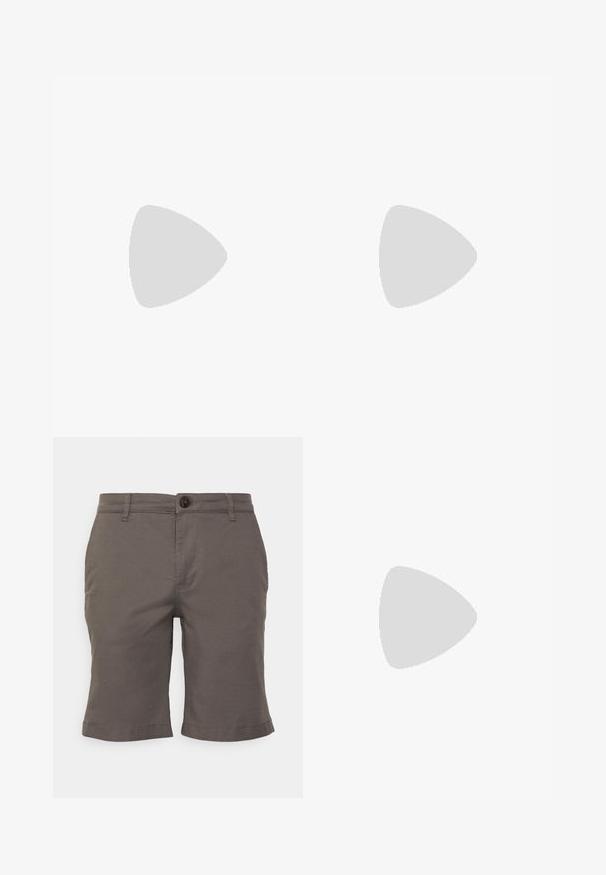Béžové tričko s krátkym rukávom vyrobené z mäkkej textílie, s okrúhlym výstrihom a malým čiernym vtáčím logom na ľavej hrudi.; Selected Chino Slim fit - Šortky - granite grey; Mladý muž v tmavej koženej bunde a džínsach sedí na drevenej stoličke, nakláňa sa dopredu so založenými rukami a pozerá sa do strany na bielom pozadí.; Hnedé acetátové slnečné okuliare s tmavozelenými sklami, obdĺžnikový tvar a zlatými akcentmi na spánkoch. Hladký povrch, minimalistický dizajn.