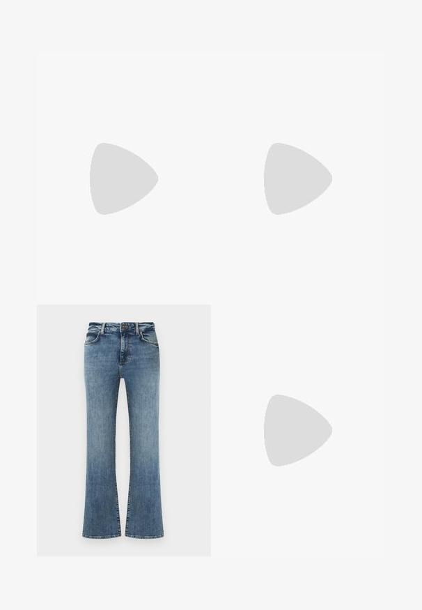 T-shirt blanc à manches courtes et col rond avec petit triangle rouge du logo Guess sur la poitrine gauche, sur un fond uni.; Jean en denim bleu avec une taille haute, fermeture à boutons et zip, poches avant, et jambes légèrement évasées.; Chaussure en cuir noir à bout pointu et talon kitten flottant au-dessus d'un sol gris moucheté, à côté d'un organiseur de fichiers en métal contenant des dossiers.; Sac à bandoulière en cuir noir avec une fine sangle réglable, fermeture éclair et petit logo métallique « GUESS » au centre devant.