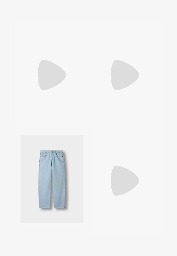 Vihreä puuvillapaita, jossa on pyöreä pääntie, vaaleansiniset yksityiskohdat ja Adidas-logo vasemmassa rinnassa. Lyhyet raglan-hihat.; Vaaleansiniset suorat farkut, joissa on etutaskut, vyölenkit ja nappikiinnitys harmaata taustaa vasten.; Vaaleansiniset Adidas Spezial -lenkkarit tummansinisillä raidoin ja kumipohjalla, esitetty ilmassa betonportaiden yllä neutraalissa ulkoilmaympäristössä.; Musta nahkavyö, joka on rullattu tiiviisti ja siinä on useita reikiä sekä suuri suorakaiteen muotoinen hopeinen metallisolki.