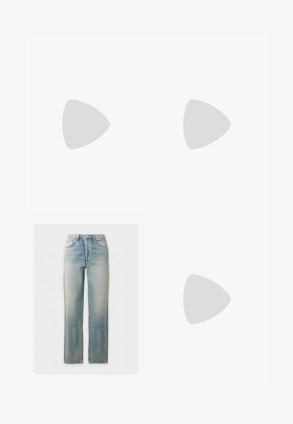Dunkelgrau Polohemd mit klassischem Kragen, kurzen Ärmeln und einem dezenten Logo. Hergestellt aus weichem Stoff mit glatter Textur.; Hellblaue verwaschene Jeans mit geradem Bein, Frontknopf- und Reißverschluss sowie Fünf-Taschen-Design.; Weiße Sneaker mit Wildlederelementen, runder Zehenpartie, flachen Schnürsenkeln und einer cremefarbenen Gummisohle. Mit grünen Markenlogo am Fersenbereich.; Schwarze Bauchtasche mit Frontreißverschlusstasche und silbernem Adlerlogo, glattes Gewebe mit strukturiertem Besatz und Reißverschlussanhängern.